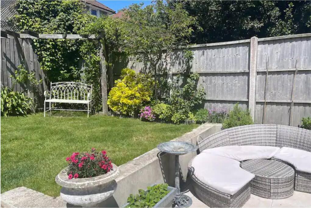 Beautiful 4 Double Bedroom House In Poole With Hot Tub, Near Sandbanks Екстер'єр фото