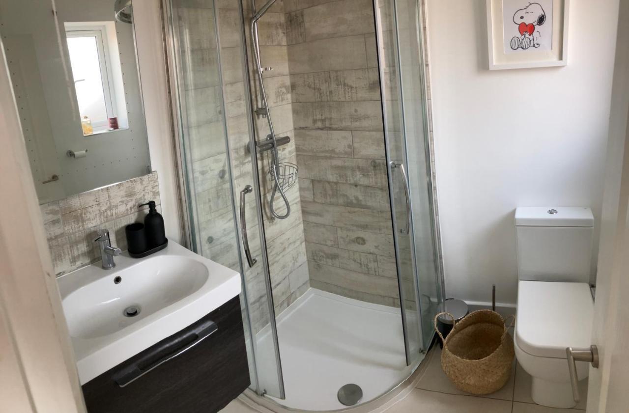 Beautiful 4 Double Bedroom House In Poole With Hot Tub, Near Sandbanks Екстер'єр фото