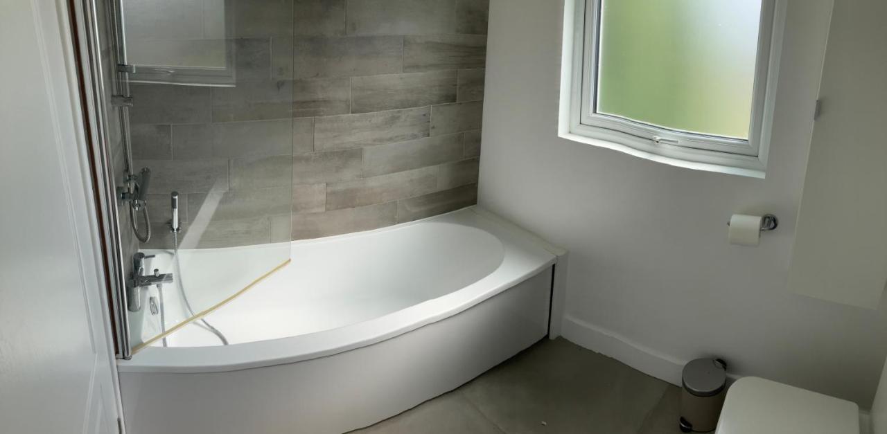 Beautiful 4 Double Bedroom House In Poole With Hot Tub, Near Sandbanks Екстер'єр фото