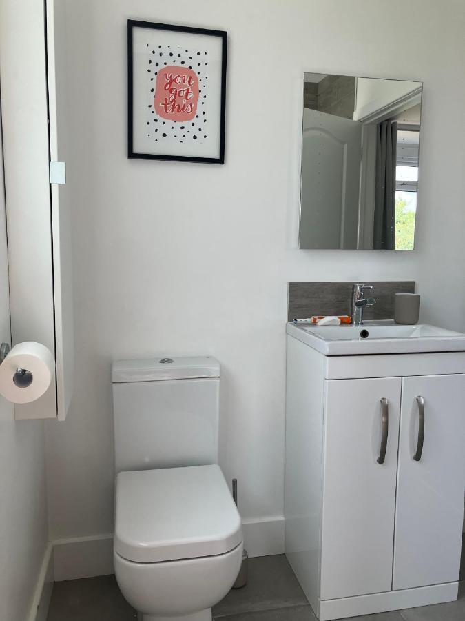 Beautiful 4 Double Bedroom House In Poole With Hot Tub, Near Sandbanks Екстер'єр фото