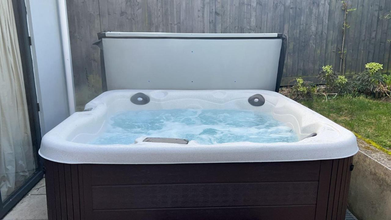 Beautiful 4 Double Bedroom House In Poole With Hot Tub, Near Sandbanks Екстер'єр фото